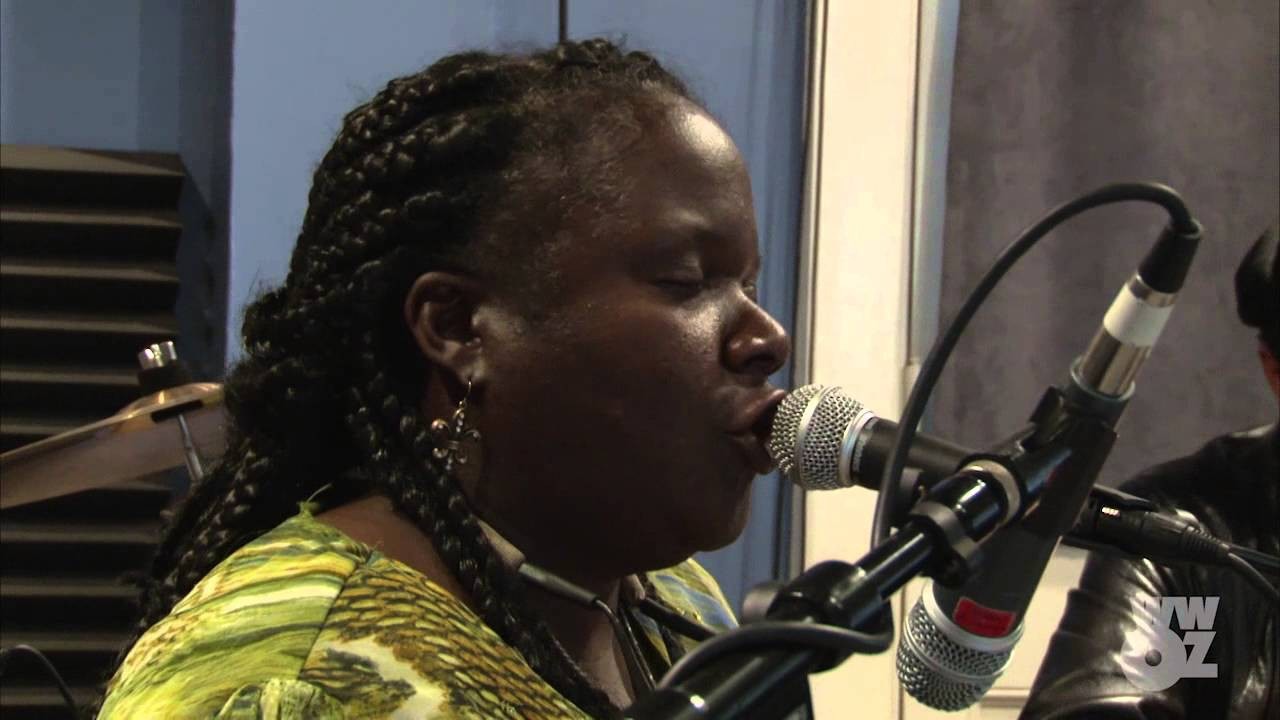 Doreen Ketchens chante